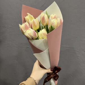 Нежно-кремовые тюльпаны фото