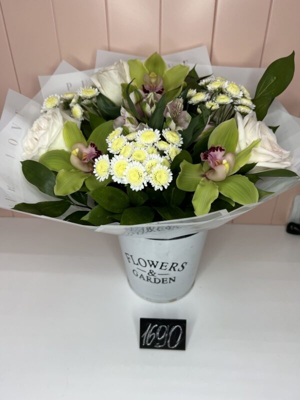Белые розы с орхидеями фото