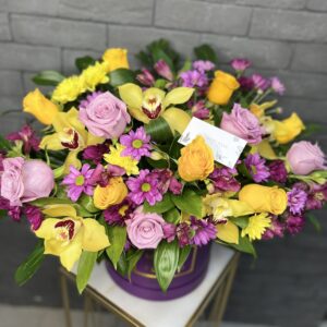Изумительный букет с розами и орхидеями фото