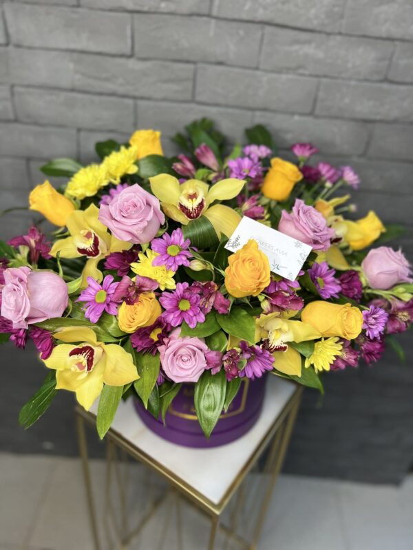 Изумительный букет с розами и орхидеями фото