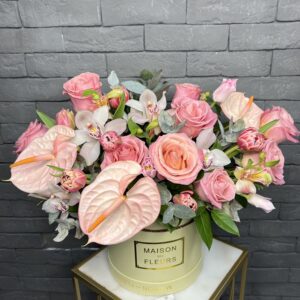Коробка кремово-розовых цветов фото
