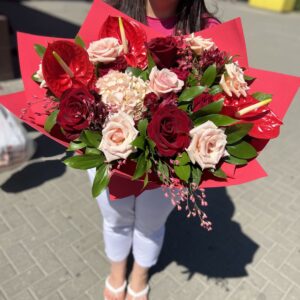 Красный букет с розами фото