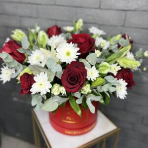Элегантный букет с алыми розами фото