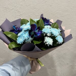 Букет с голубыми хризантемами фото