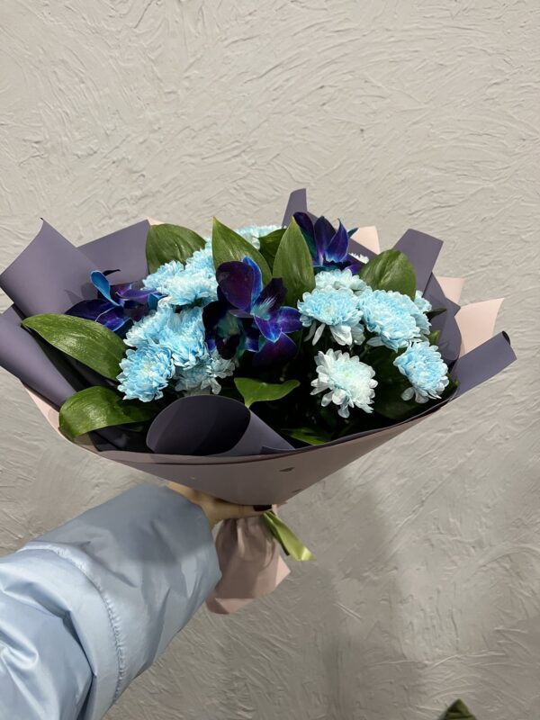 Букет с голубыми хризантемами фото