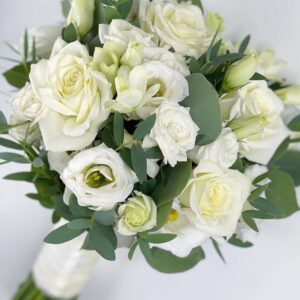 Белые розы для невесты фото
