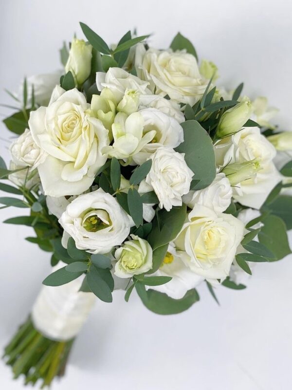 Белые розы для невесты фото