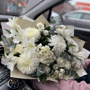 Белый букет с хризантемами фото