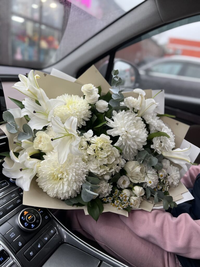 Белый букет с хризантемами фото