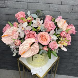 Авторская коробка розовых цветов фото