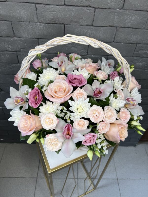 Подборка розовых и белых цветов на свадьбу фото