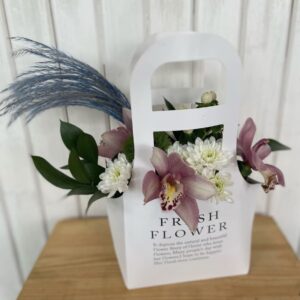 Скромная сумочка с орхидеями фото