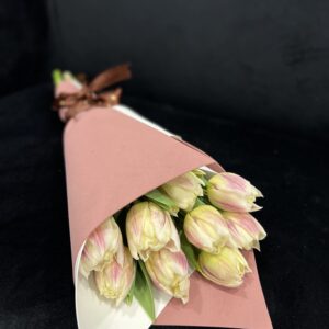 Тюльпаны с розоватым оттенком фото