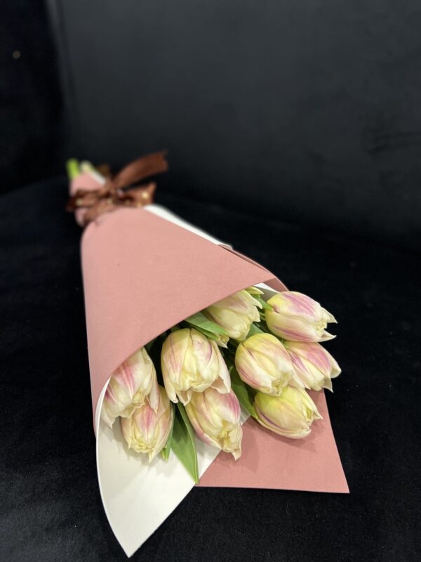Тюльпаны с розоватым оттенком фото