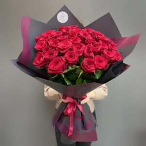 Солидный букет из роз на 23 февраля фото