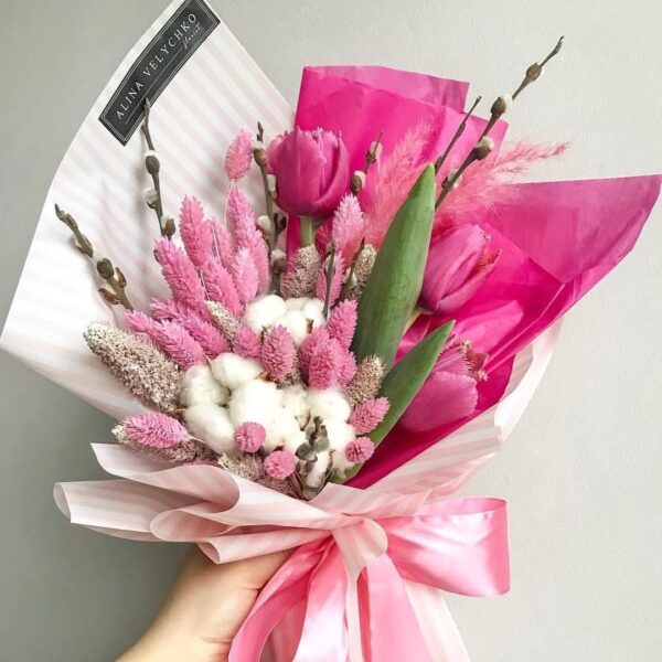 Дизайнерский букет с сухоцветами и тюльпанами фото