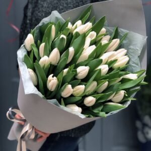 Большой букет белых тюльпанов фото