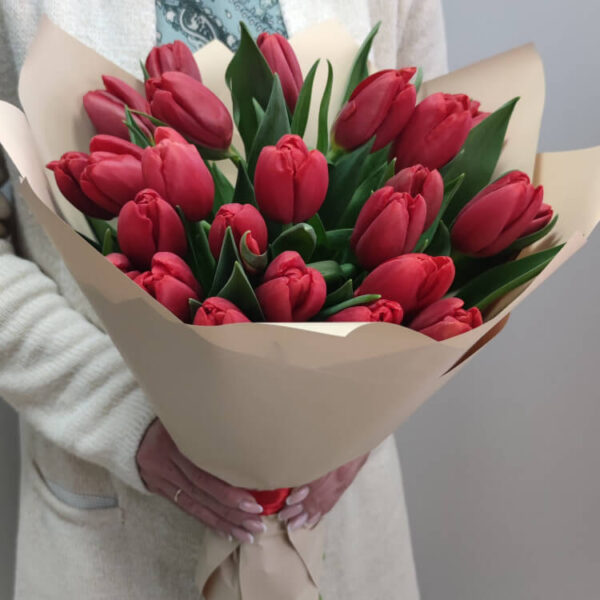 Букет красных тюльпанов фото