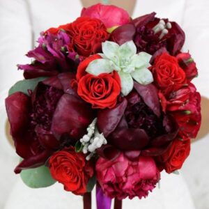 Изумительный бордовый букет из роз и пионов фото