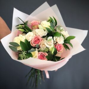 Букет миловидных роз в аэропорт фото