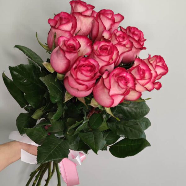 Простой букет изумительных роз фото