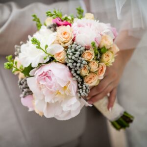 Букет невесты из роз и пионов фото