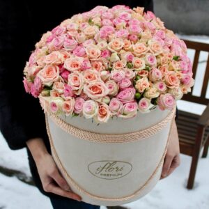 Большой букет кустовых роз в коробке фото