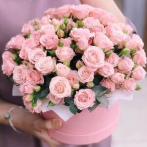 Розовые кустовые розы в коробке фото