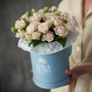 Букет из белых кустовых роз фото