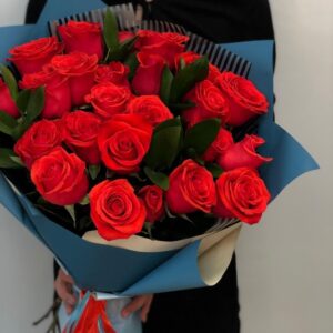 Элегантный букет ярко-красных роз фото