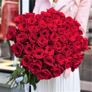 Солидный букет классических красных роз фото