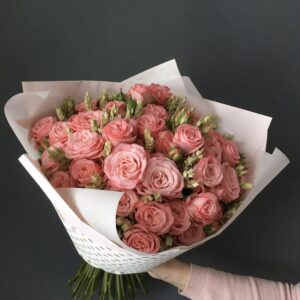 Пышный букет розовых роз фото
