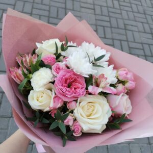 Привлекательный букет с розами фото