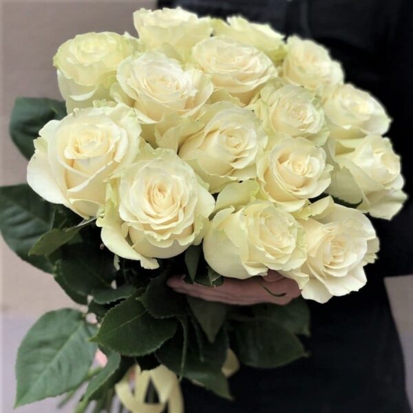 Красивый букет белых роз фото