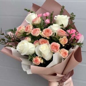Букет с большими белыми розами фото