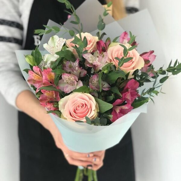 Симпатичный букет с розами и альстромериями фото