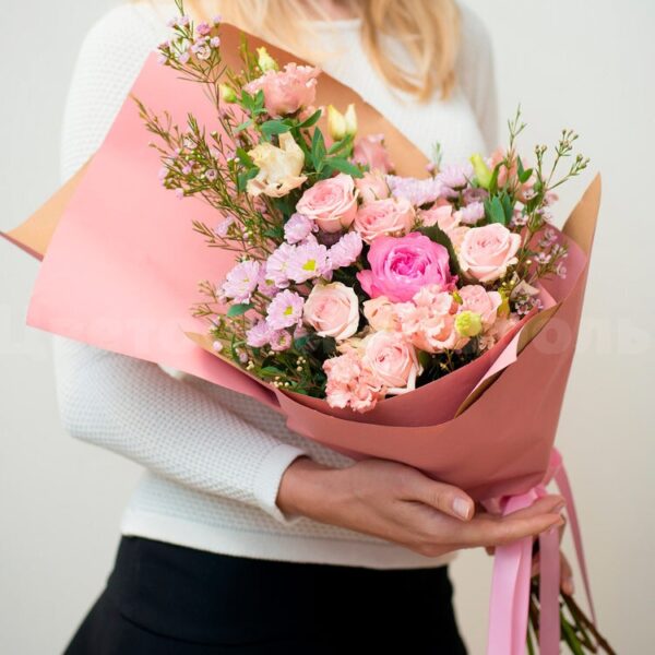 Цветочная композиция с розовыми розами фото