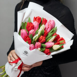 Букет разноцветных тюльпанов фото