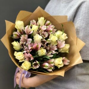 Составной букет со светло-желтыми розами фото