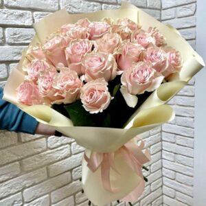Нежно-розовые розы в классическом букете фото
