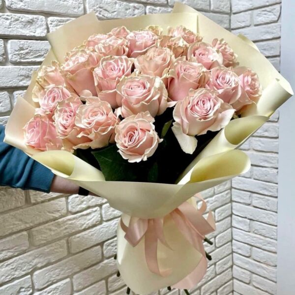 Нежно-розовые розы в классическом букете фото