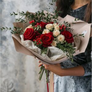 Обворожительный букет из роз с гиперикумом фото