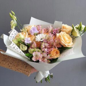 Комбинированный букет с кремовыми розами фото