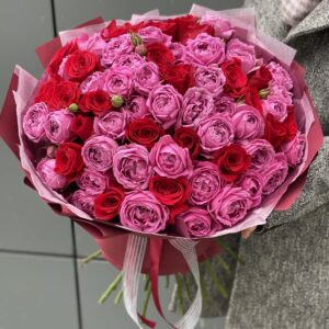 Дуэт малиновых и красных роз фото