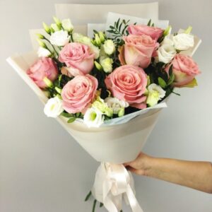 Цветочная композиция из роз для невесты фото
