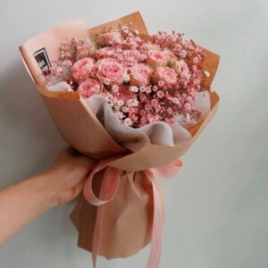 Составной букет из розовых роз и гипсофилы фото