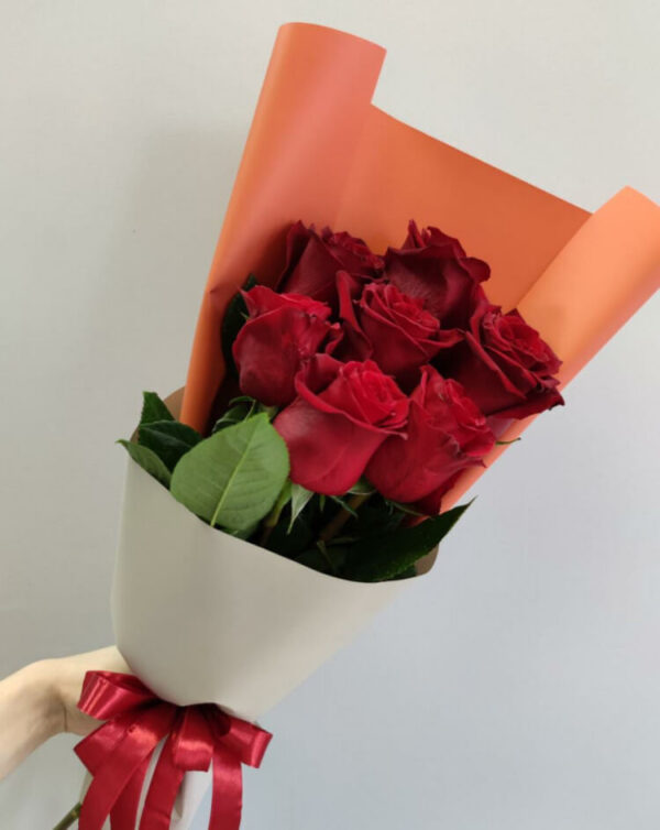 Небольшой букет из 7 красных роз фото