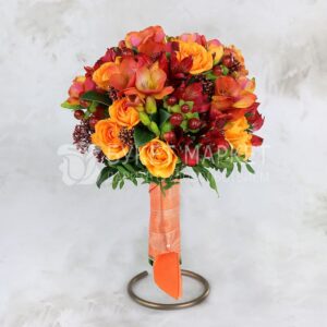 Букет оранжевых роз и альстромерий фото