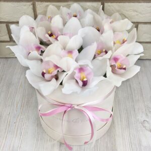 Коробка белых орхидей фото