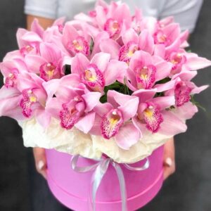 Коробка розовых орхидей фото